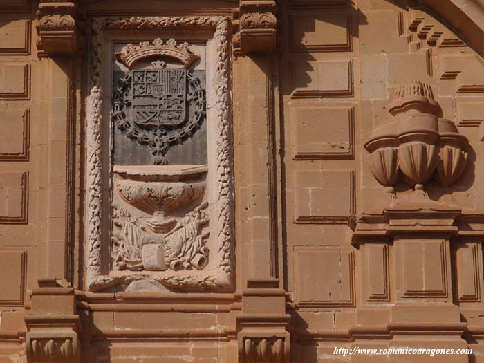 ORNAMENTACIÓN DE LA PUERTA DE ENTRADA AL PARADOR